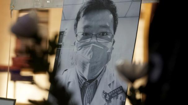 <p>Ein Porträt des chinesischen Arztes Dr. Li Wenliang ist aufgestellt, damit Menschen Blumen niederlegen und trauern können. Nach dem Tod des chinesischen Arztes Li Wenliang, der frühzeitig vor dem Ausbruch des neuartigen Coronavirus gewarnt hatte, hat die chinesische Regierung eine offizielle Untersuchung gestartet.</p>