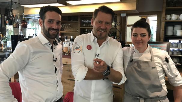 <p>Thorsten Maraite (links) mit TV-Koch Mike Süsser und Köchin Sophie Born: Nächste Woche ist der Bütgenbacher Hof bei „Mein Lokal, Dein Lokal“ auf Kabel Eins zu sehen.</p>