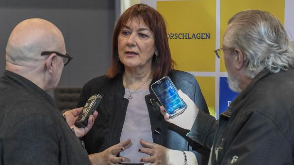 <p>Dubravka Šuica machte sich in Eupen ein Bild der DG, ihrer Institutionen und des Bürgerdialogs. Anschließend stellte sie sich den Fragen der Journalisten. Selbst Lux De Vos von Knack (rechts) war nach Ostbelgien gekommen.</p>
