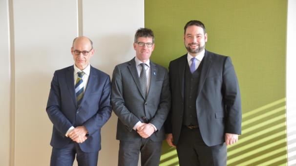 <p>Stephan Boemer (Direktor der AHS), Dr. Michael Jäckel (Präsident der Universität Trier) und Bildungsminister Harald Mollers (von links) nach der Vertragsunterzeichnung in Trier.</p>