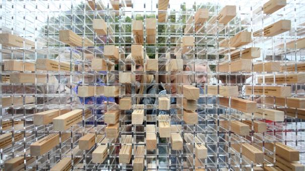 <p>Verschwindende Wand: Die Installation besteht aus einem Plexiglasgerüst, in das rund 6.000 Holzklötze mit Zitaten eingesetzt werden.</p>