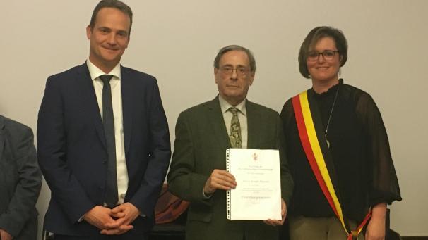 <p>Neujahrsempfang der Gemeinde Burg-Reuland im Dorfhaus Thommen: Aus den Händen von Ministerpräsident Oliver Paasch (links) konnte Joseph Maraite die Urkunde entgegennehmen, die ihn als Ehrenbürgermeister auszeichnet. Rechts im Bild Bürgermeisterin Marion Dhur.</p>