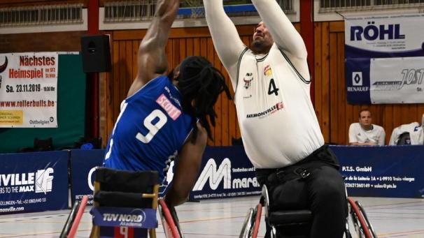 <p>Mattew Scott (Nr.9) präsentierte sich gegen die Roller Bulls Ostbelgien in Weltklasseform. Hier gegen Nazif Conor (Nr. 4).</p>