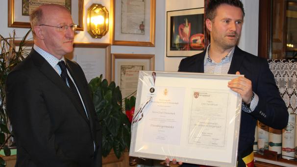 <p>Bürgermeister Daniel Franzen (rechts) durfte seinem Vorgänger Emil Dannemark die Urkunde als Ehrenbürgermeister überreichen. Emil Dannemark leitete die Geschicke der Gemeinde Bütgenbach insgesamt während 18 Jahren.</p>