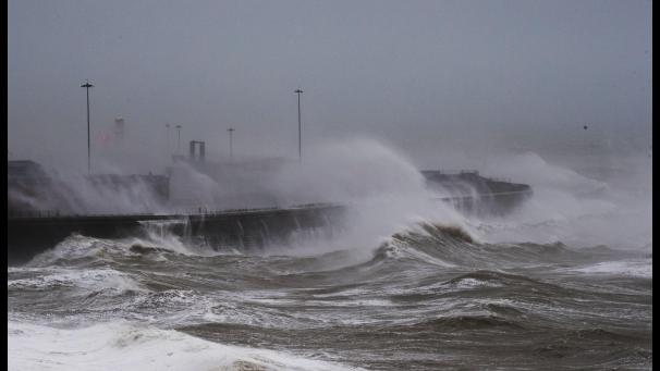 <p>Auch an den Küsten Großbritanniens, wie hier in Dover, tobt der Sturm.</p>