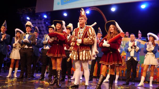 <p>Stimmungsvolle Proklamation im Triangel: Prinz André I. (Frauenkron), hier mit sein Pagen Lea Theiss und Zoé Benker, wird als 87. Narrenherrscher von St.Vith in die Geschichte eingehen.</p>