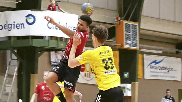 <p>Eynatten-Raeren nahm Gents Top-Torschützen Tim Van Cauwenberge insbesondere in der ersten Halbzeit durch Sekou Top (hier beim Wurf) in Manndeckung</p>