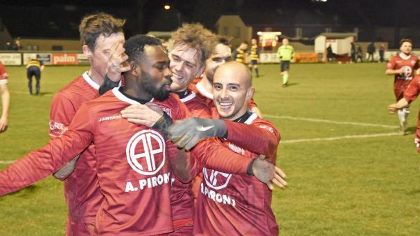 <p>Ein überraschend deutliches Statement: Baski Issa (links) brachte Emmels nach einer knappen halben Stunde bereits mit 3:0 in Front.</p>