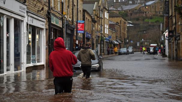 <p>Hochwasser im nordenglischen Hebden Bridge. In Großbritannien und Irland kam es zu erheblichen Schäden.</p>