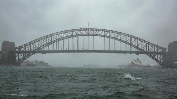 <p>Sydneys Harbour Bridge ist verregnet, und der Wind hat das Wasser im Hafen aufgepeitscht. Schwere Unwetter haben weite Teile Australiens heimgesucht.</p>