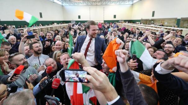 <p>Donnchadh O Laoghaire (M.), Abgeordneter der linksgerichteten Partei Sinn Fein, freut sich während der Auszählung der Stimmen der Parlamentswahl. Einer Nachwahlbefragung zufolge konnte sich dabei Sinn Fein neben den beiden bürgerlichen Parteien Fine Gael und Fianna Fail als führende politische Kraft etablieren.</p>