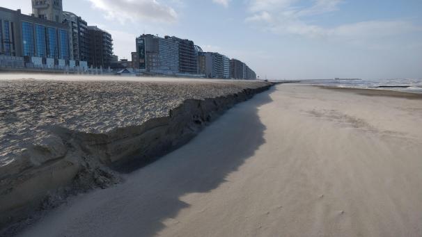 <p>Das Sturmtief Ciara sorgte an der Küste für kleine „Sandklippen“.</p>