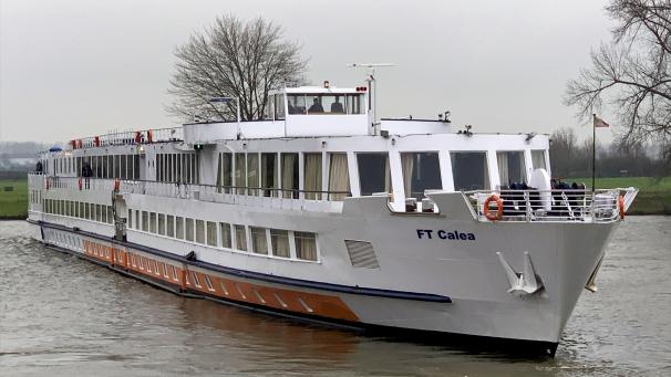 <p>Das Flusskreuzfahrtschiff „FT Calea“, das zu einer schwimmenden Seniorenresidenz werden werden soll. Das Schiff wird derzeit in den Niederlanden umgebaut, im Spätsommer oder Herbst soll das Schiff mit 70 bis 100 Bewohnern ablegen.</p>