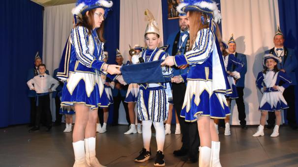 <p>Kinderprinz Silvio I. (Schmitz) und seine charmanten Pagen Melissa Pontieu und Lynn Maraite</p>