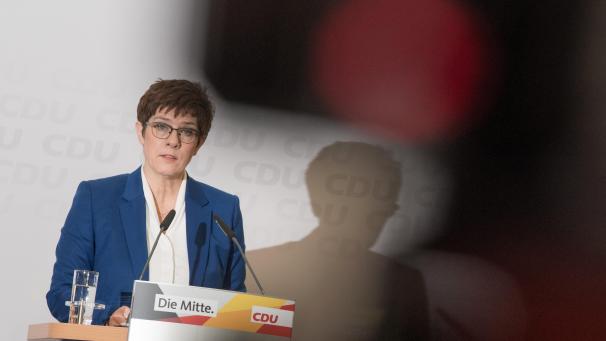 <p>Lange und dunkle Schatten begleiten den „Abgang“ auf Raten von Annegret Kramp-Karrenbauer. Das hatte Angela Merkel sich wohl anders vorgestellt, als sie die Saarländerin vor zwei Jahren nach Berlin holte.</p>