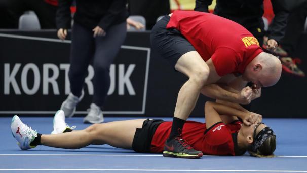 <p>Johan Van Herck feiert mit Kirsten Flipkens.</p>
