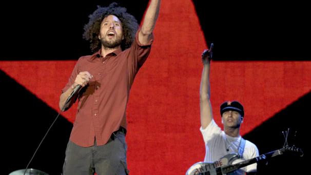 <p>Die US-Band „Rage Against The Machine“ mit Sänger Zack de la Rocha (l.) und Gitarrist Tom Morello im Jahr 2010 beim Rock in Rio Madrid Music Festival.</p>