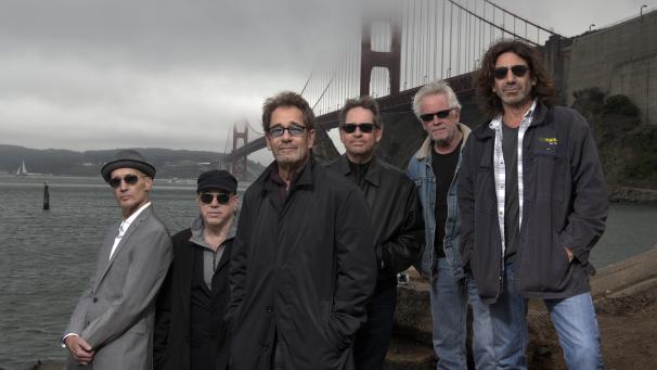 <p>Der Musiker Huey Lewis (3.v.l.) mit seiner Band Huey Lewis And the News.</p>
