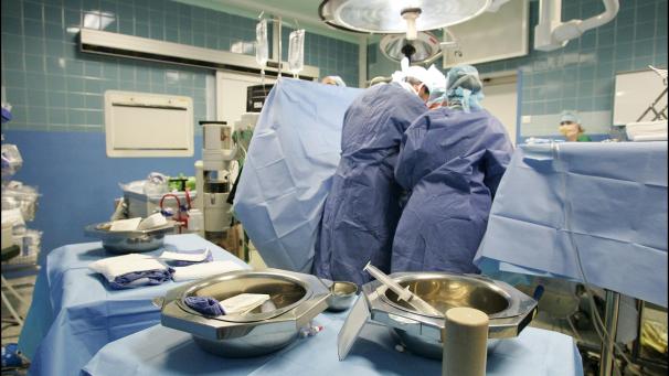 <p>Im CHR „Sambre et Meuse“ in Namur hat man Patienten, die sich einer Handoperation unterziehen mussten, nicht in den OP gefahren, sondern sie selber gehen lassen.</p>