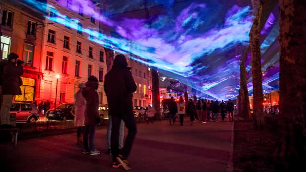 <p>Beim Lichterfest in Brüssel werden verschiedene Orte und Wahrzeichen angestrahlt. Außerdem gibt es auch Lichterschauen.</p>