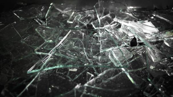 <p>Zwei Brüder gerieten bei einer Party aneinander. Einer von ihnen soll die Partnerin des anderen mit einer Glasscherbe im Gesicht verletzt haben.</p>