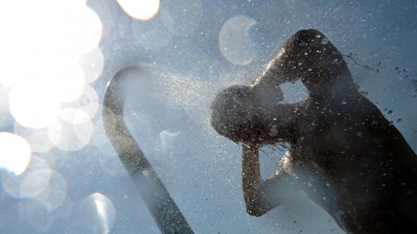 <p>Viele Menschen gehen vor dem Schwimmen nicht Duschen. Warum dies aber nicht nur eklig, sondern auch gefährlich werden kann, weiß PS-Politiker Irwin Guckel zu berichten.</p>