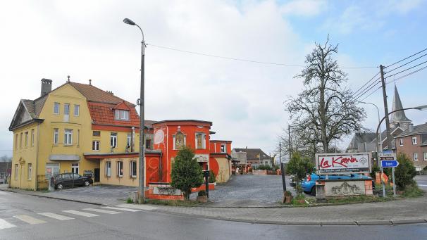 <p>Das orange- und gelbfarbene Gebäude im Ketteniser Dorfzentrum ist bald Geschichte. Nächste Woche sollen die Abrissarbeiten anlaufen.</p>