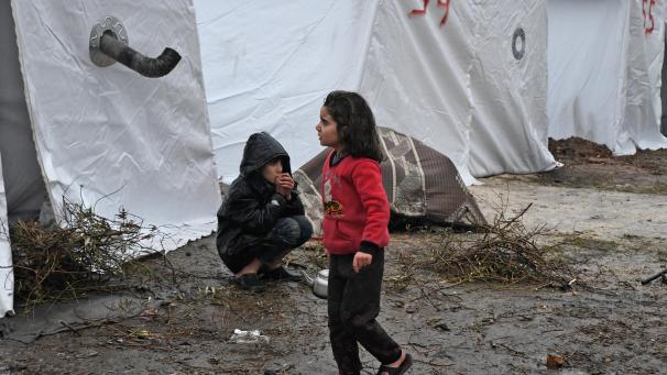 <p>Kinder spielen in einem Flüchtlingslager im Nordwesten Syriens.</p>
