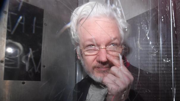 <p>Julian Assange wartet in London unter fragwürdigen Haftbedingungen auf eine Entscheidung im Hinblick auf seine mögliche Auslieferung an die USA. Dort droht ihm lebenslange Haft: ein Frontalangriff auf freien Journalismus.</p>