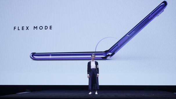 <p>Rebecca Hirst, Marketing Director Samsung von UK, präsentiert das neue „Galaxy Z Flip“ während der Veranstaltung „Unpacked 2020“, bei der Samsung Neuheiten präsentiert.</p>