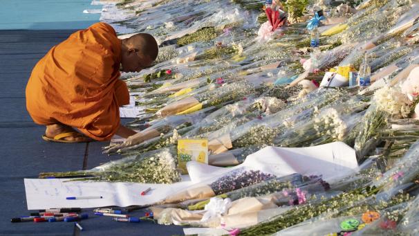 <p>Thailand, Nakhon Ratchasima: Ein buddhistischer Mönch sitzt vor Blumen am Schauplatz eines Amoklaufs.</p>