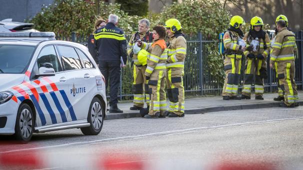<p>Rettungsdienste stehen vor einem Postverteilerzentrum in der Stadt Kerkrade, nachdem dort eine Briefbombe explodiert ist.</p>