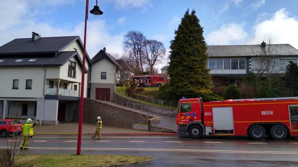 <p>Feuerwehreinsatz am Mittwochmorgen in der Klosterstraße in Bütgenbach.</p>