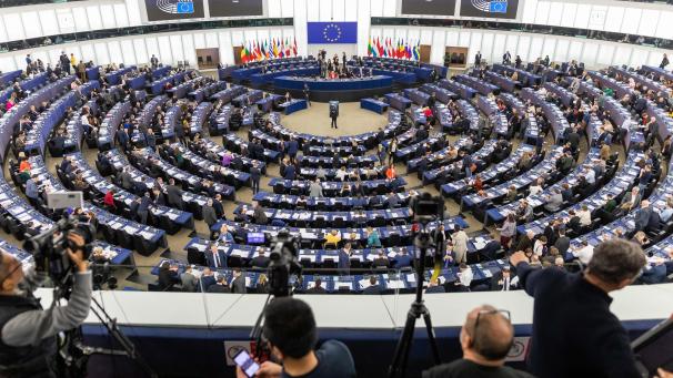 <p>Medienvertreter und ihre Kameras auf der Pressetribüne im Plenarsaal des Europäischen Parlaments in Straßburg. Die Abgeordneten haben am Mittwoch dem Freihandelsabkommen mit Vietnam zugestimmt.</p>