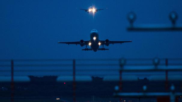 <p>Ein Airbus A319-132 der Fluggesellschaft Germanwings (vorne) startet vom Flughafen Hamburg aus.</p>