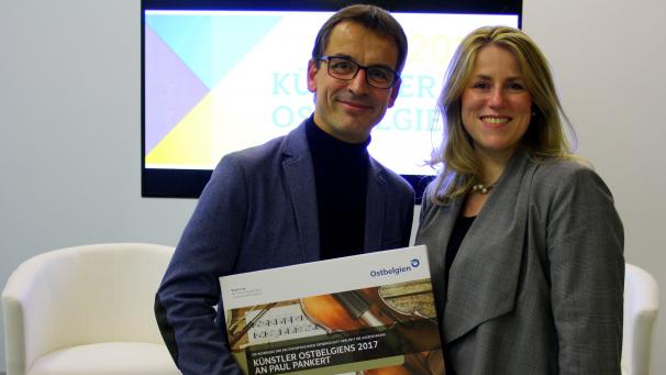 <p>Paul Pankert, Preisträger aus dem Jahr 2017, und Kulturministerin Isabelle Weykmans.</p>