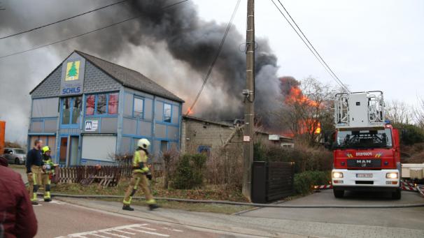 <p>Die Feuerwehr war mit einem Großaufgebot vor Ort.</p>