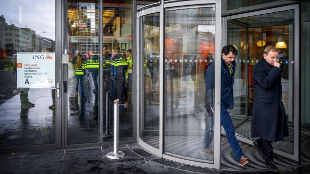 <p>Polizisten stehen am 13. Februar 2020 im Eingang der ING-Zentrale auf Bijlmerdreef in Amsterdam, nachdem eien Briefbombe explodiert ist.</p>