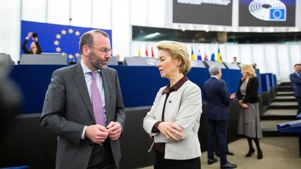 <p>traßburg: Manfred Weber (CSU, l.-r.), Fraktionsvorsitzender der EVP, und Ursula von der Leyen (CDU, Fraktion EVP), Präsidentin der Europäischen Kommission, unterhalten sich vor Beginn der Sitzung im Plenarsaal des Europäischen Parlaments.</p>