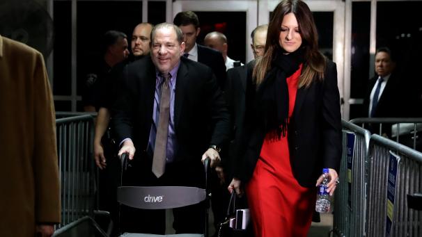 <p>Harvey Weinstein (Mitte l.), Filmproduzent aus den USA, verlässt den Gerichtssaal nach einer Verhandlung zu seinem Prozess wegen Vergewaltigung und sexueller Nötigung in Begleitung seiner Anwältin Donna Rotunno.</p>