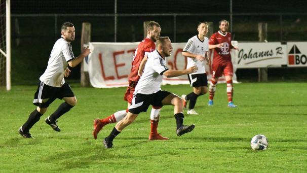 <p>Die St.Vither (Logan Dubois am Ball) wollen sich für die 0:4-Derbyklatsche rächen</p>