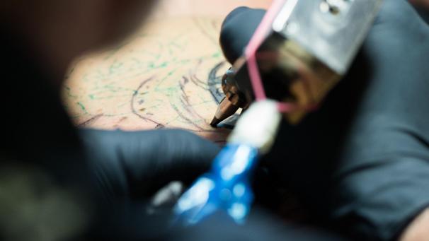 <p>Die Europäische Chemikalienagentur ECHA hat empfohlen, mehr als 4.000 bedenkliche Substanzen bei Tattoo-Farben und permanentem Make-up zu beschränken.</p>
