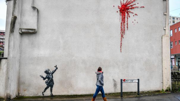 <p>Ein Mädchen schießt mit einer Zwille rote Rosen an eine graue Hauswand: Was auf den ersten Blick nur so mittelmäßig spektakulär wirkt, elektrisierte seit Donnerstagmorgen die Kunstwelt.</p>