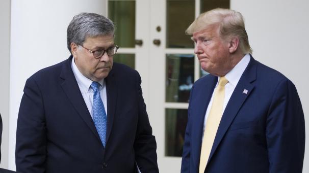<p>William Barr, Justizminister der USA, und Donald Trump, Präsident der USA, stehen vor dem Weißen Haus.</p>