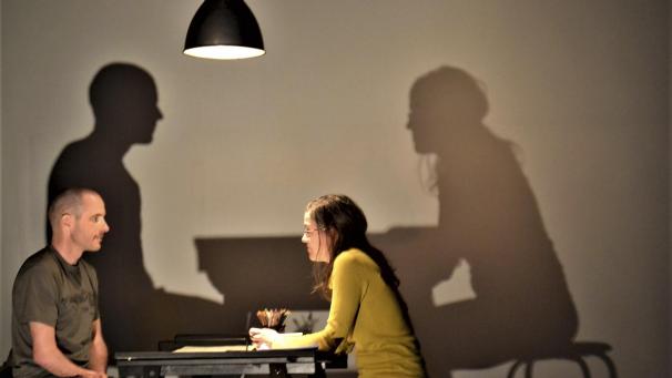 <p>Fragen und noch mehr Fragen. Sowohl in der Szene, in der Khadem einer Beamtin gegenübersitzt, als auch darüber hinaus. Fragen sind auch an die Zuschauer gerichtet.</p>