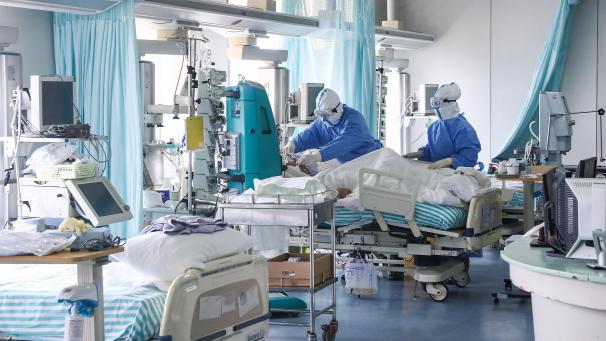 <p>China, Peking: Krankenpfleger behandeln einen Patienten auf der Intensivstation des Ditan Krankenhauses.</p>