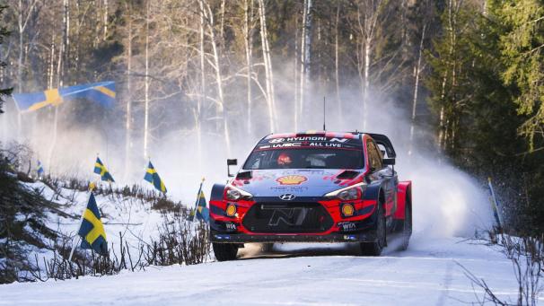 <p>Stellenweise war die Schweden-Rallye durchaus winterlich, hier das Team Neuville-Gilsoul.</p>
