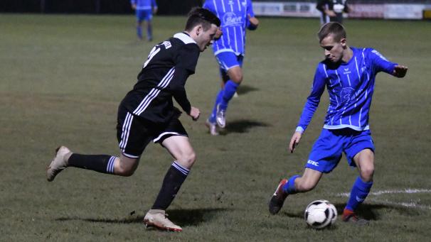 <p>Rocheraths Laurent Lambertz versucht, an FC-Verteidiger Lucas Palm vorbeizudribbeln.</p>