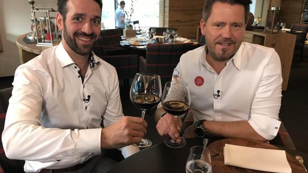<p>Auf den Sieg konnte Thorsten Maraite (links) nicht mit Mike Süsser anstoßen. Doch zumindest gehört der Bütgenbacher Hof zu den Lokalen, die vom TV-Koch mit zehn Punkten gewürdigt wurden.</p>