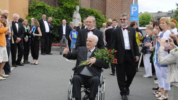 <p>Anfang Juli 2012 wurde Erich Altdorf in Kelmis verabschiedet. Gleichzeitig feierte er sein Goldenes Priesterjubiläum und seinen 75. Geburtstag.</p>